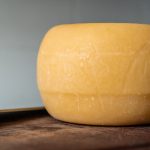 Como tirar sal de queijo salgado